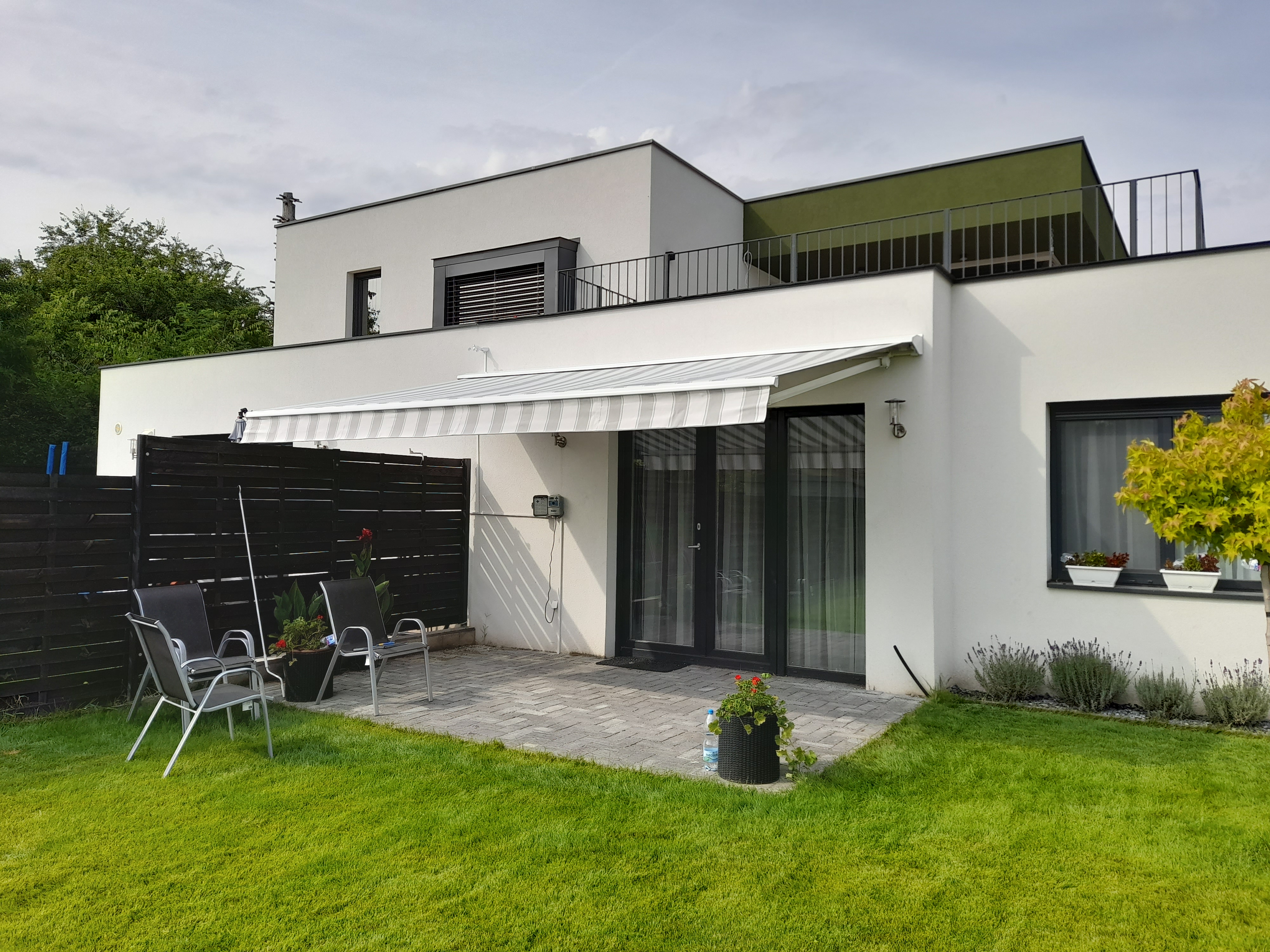 Féltokozott napellenző fehér Sattler csíkos vászon